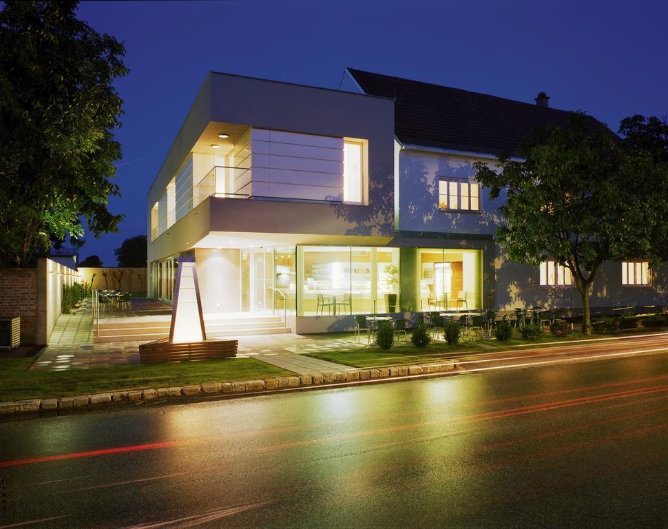 Hotel & Konditorei May Neufeld an der Leitha Esterno foto
